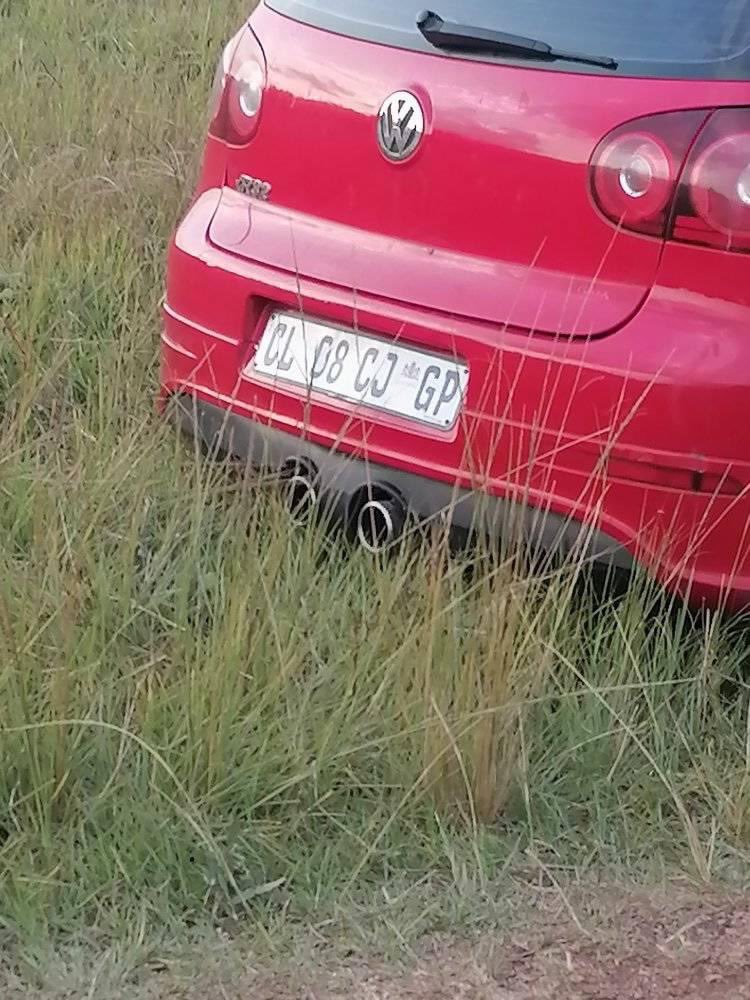 This car has been parking here for 3 days on R42 just next to Sedaven R42 5kms before Heidelberg Town. Seems abondened. Share until the owner sees it.