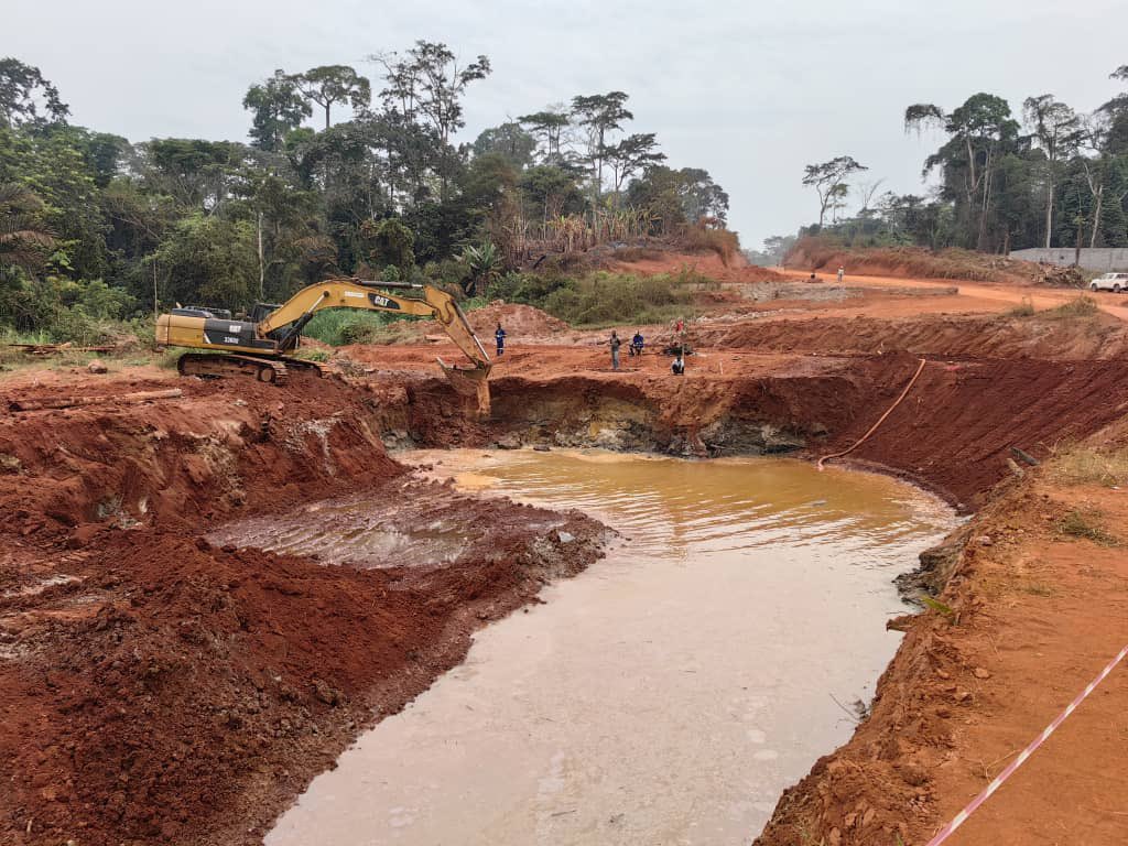 MintpGov's tweet photo. Route #Esse-#Soa: l’entreprise procède aux travaux de construction du pont sur la rivière #Afamba, entre Soa et Esse et a démarré avec les travaux de fondations. d’autres ateliers lui permettent de poursuivre les terrassements et la mise en œuvre de la couche de fondation. https://t.co/mg2KVGEuWU