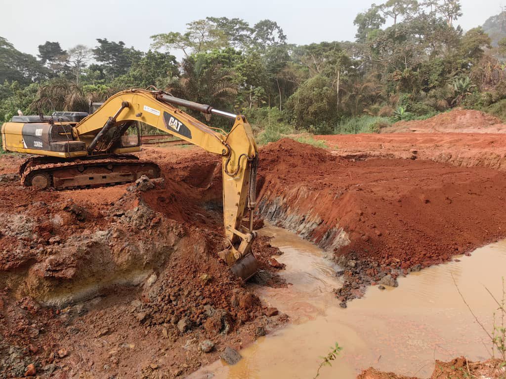 MintpGov's tweet photo. Route #Esse-#Soa: l’entreprise procède aux travaux de construction du pont sur la rivière #Afamba, entre Soa et Esse et a démarré avec les travaux de fondations. d’autres ateliers lui permettent de poursuivre les terrassements et la mise en œuvre de la couche de fondation. https://t.co/mg2KVGEuWU