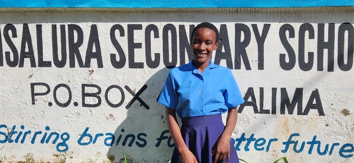 Meet 16-year-old Doreen from Nsalura Secondary School, who was on the brink of school drop out. Thanks to the #USA’s @MSNBC #KINDFund scholarship, education support to the @MalawiGovt through #UNICEF, she can now learn without the burden of school fees👉 shorturl.at/bdGM4