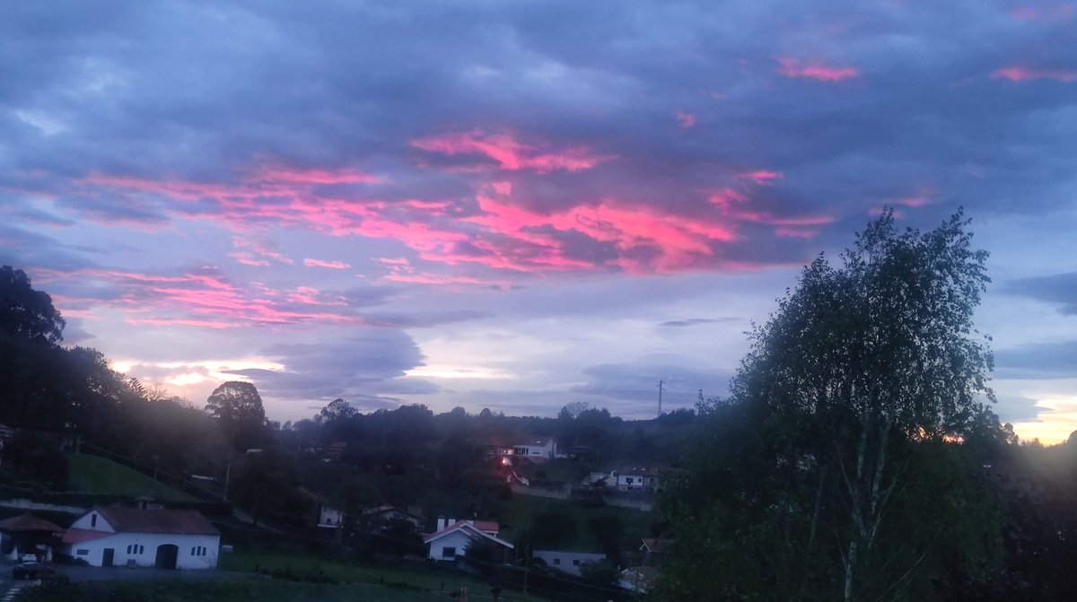 Pincelada de color por los cielos de Somió en un amanecer con 17°c. y nublado. @AEMET_Asturias @eltiempotpa @ElTiempoes @ElTiempoA3