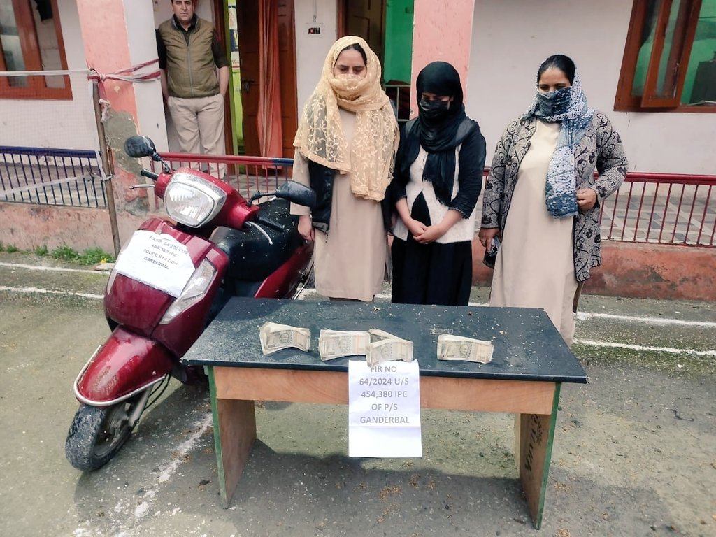 #TheftCase solved by Police Station Ganderbal.
During the investigation of Case FIR No.64/24 of PS Ganderbal, Police arrested accused & recovered cash and scooty.
@JmuKmrPolice 
@KashmirPolice 
@SandeepG_IPS