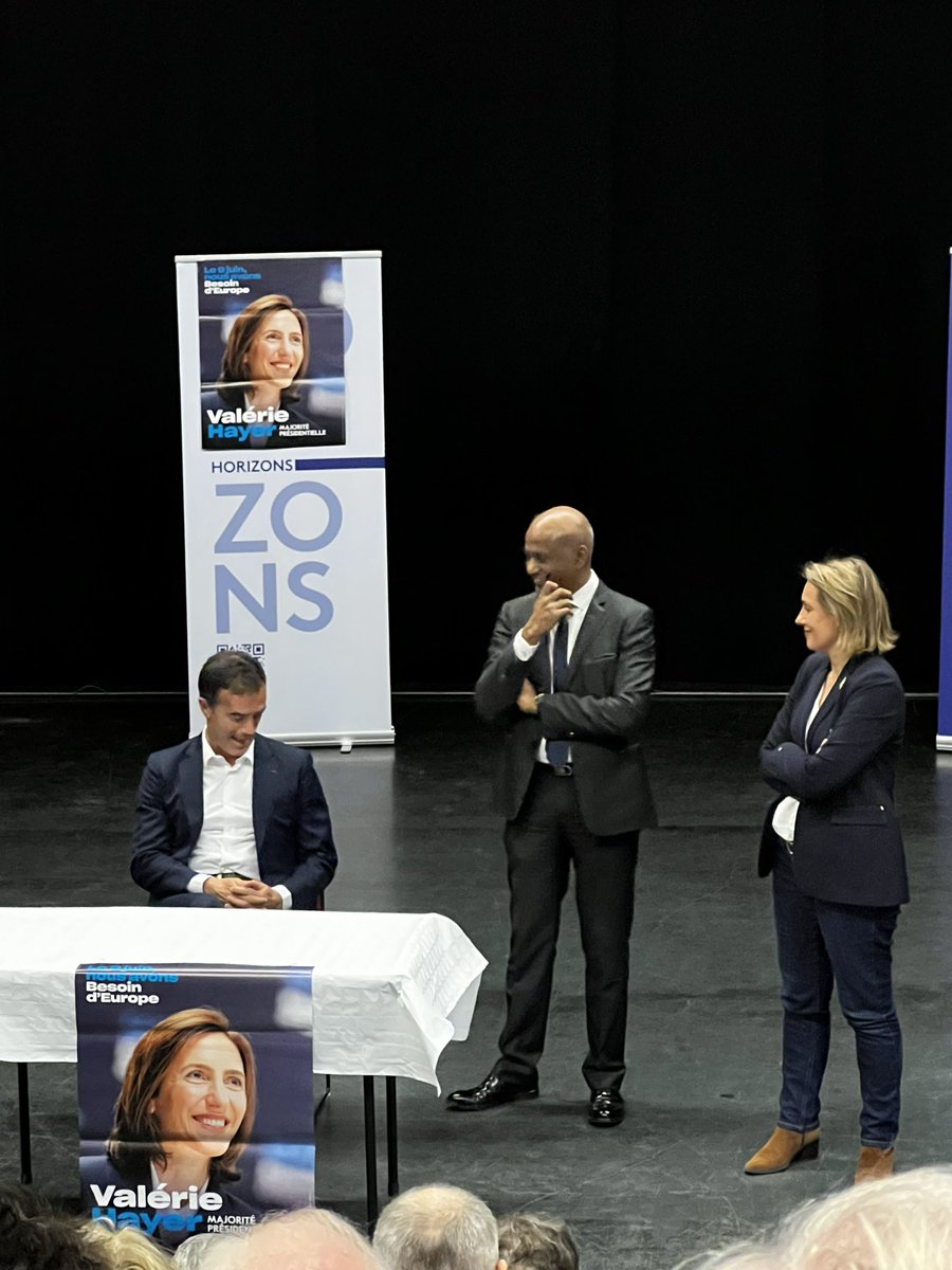 JulienGrignon's tweet photo. "Soirée enrichissante auprès de @sandrogozi .Des discussions animées et des perspectives inspirantes pour l'avenir de l'Europe! 🇪🇺 #SandroGozi #DéputéEuropéen #Europe" avec la participation de @Guy_Lvt et @DelphLingemann. #BesoinDEurope @ValerieHayer https://t.co/zXZoS9HnWo