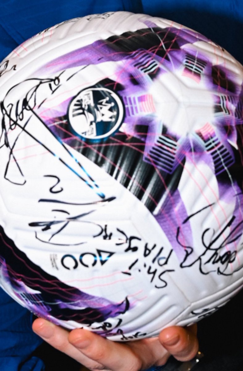 ChristoGreeno's tweet photo. @ChelseaFC Who signed the ball ‘shit player’? https://t.co/k7kButr4Tr