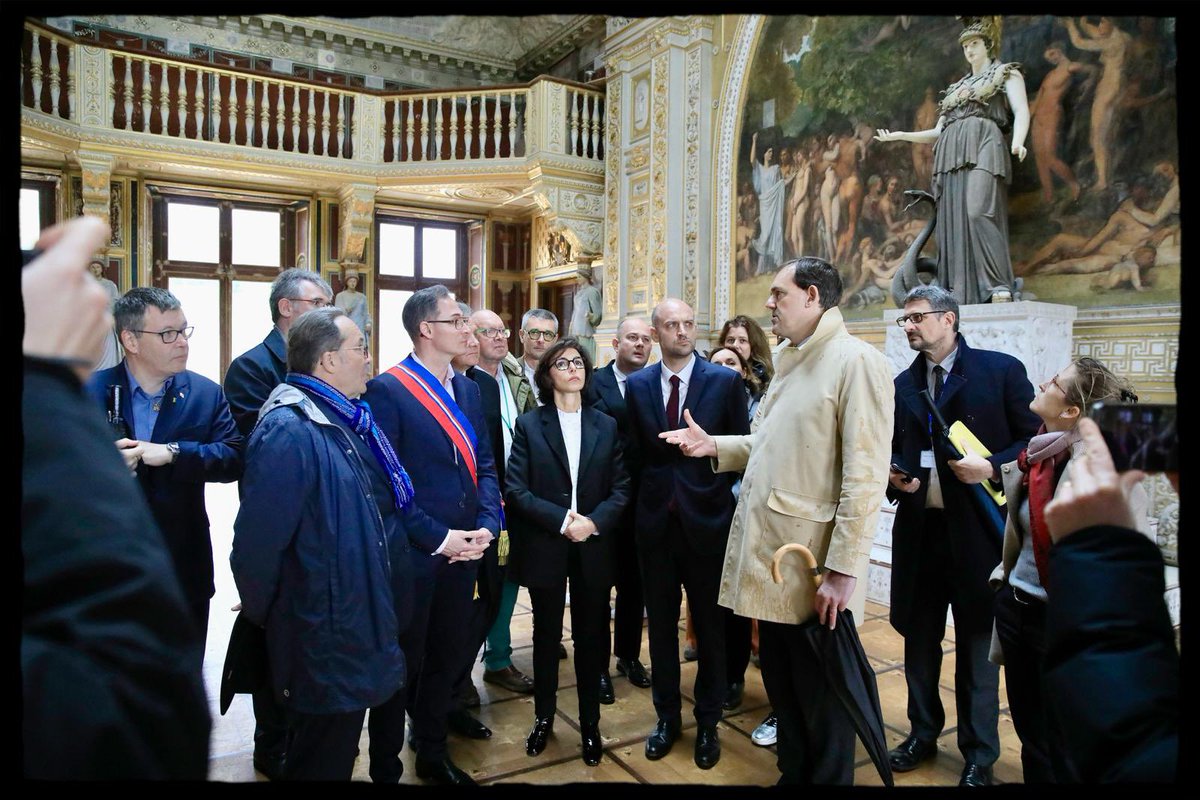datirachida's tweet photo. 🏰 Hier au château de Dampierre avec @jnbarrot, l'histoire se rappelle à nous grâce à tous les artisans et à l’investissement de Franky Mulliez ! 

La restauration méticuleuse de ce joyau patrimonial supervisée par l’expert Christophe Bottineau permettra à ce lieu chargé d’histoires d’être ouvert chaque année pour des milliers de visiteurs.

Je souhaite que :

- Ne soient retenues que les prescriptions archéologiques indispensables 
- Des dérogations pour les prescriptions archéologiques soient possibles 
- Soient Adaptées les normes DOE au bâti ancien 

#chateaudedampierre #yvelines #patrimoines