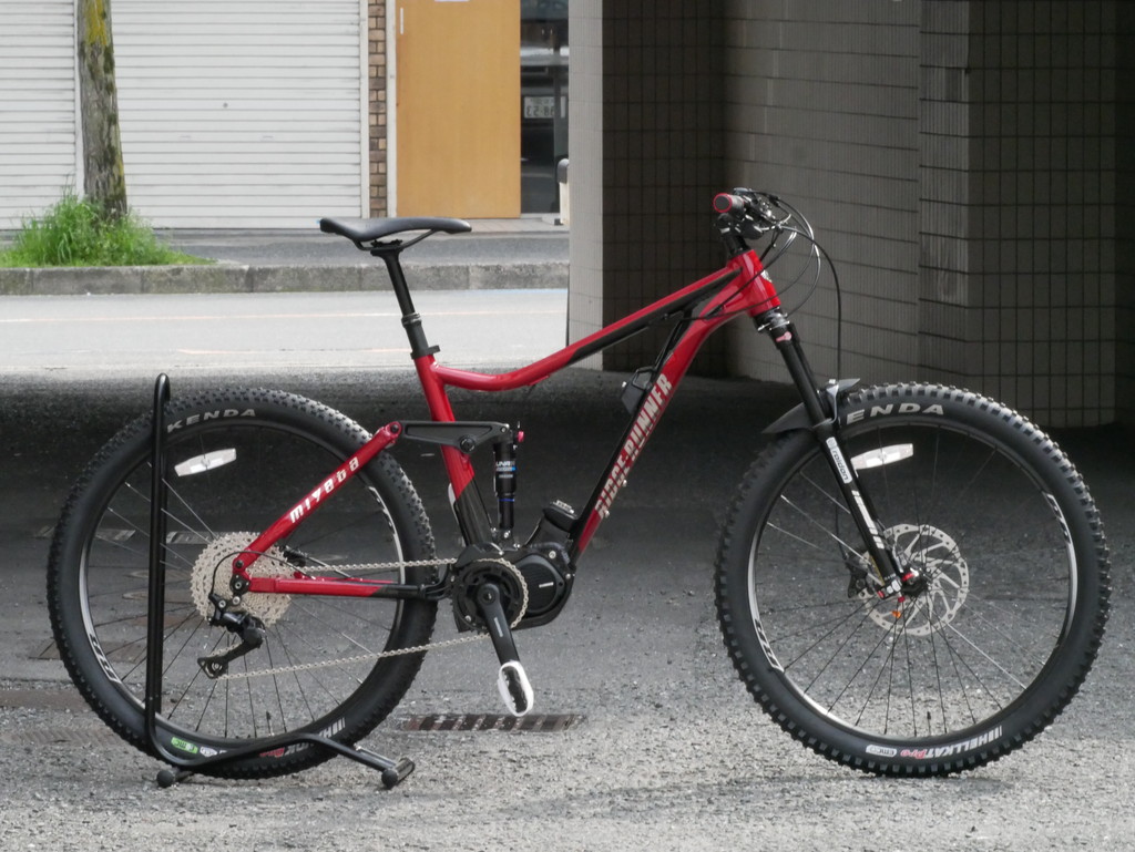 kanzakisenri's tweet image. RIDGE-RUNNER 8080 2023年モデル[レッド/ブラック・460サイズ］店頭在庫ございます！ドライブユニットはSHIMANO「TEPS DU-E8080」を採用、本格的なトレイルライドを楽しめるフルサスペンションE-MTBです～！

HP→cskanzaki.com/products/detai…
＃MIYATA ＃ミヤタ #ebike