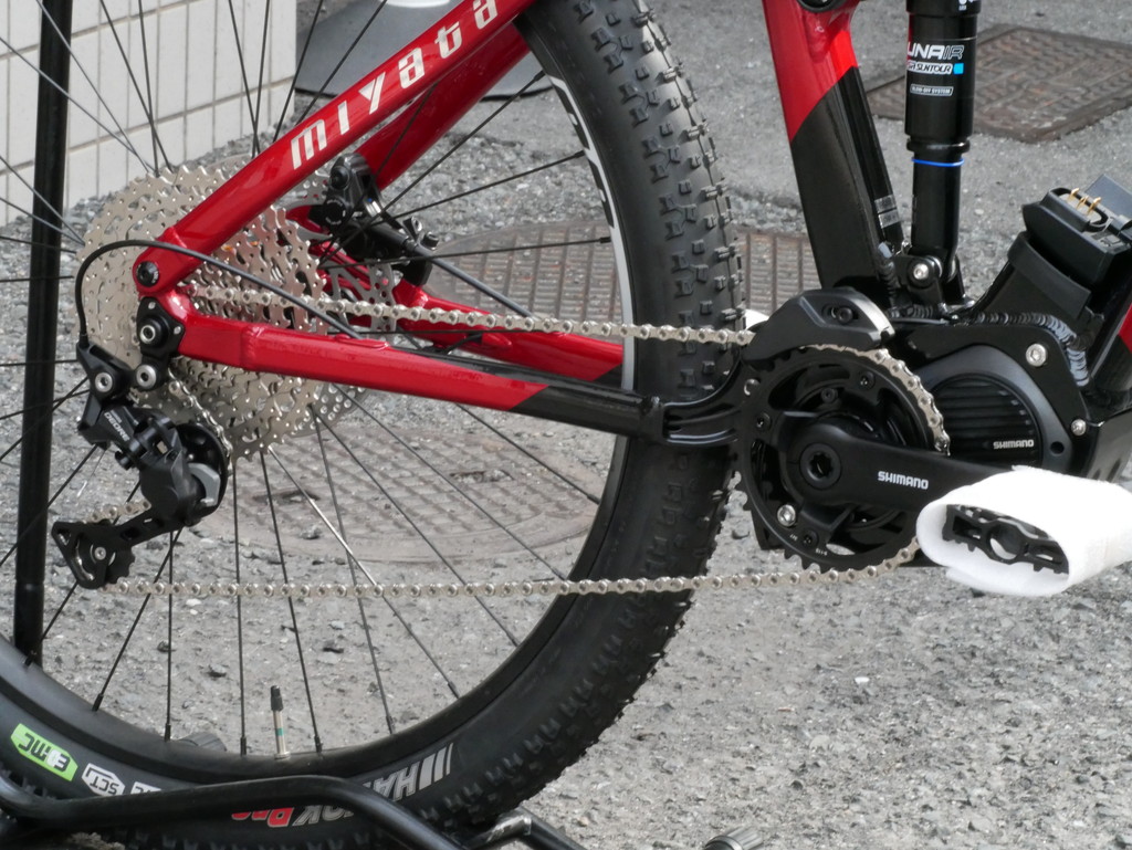 kanzakisenri's tweet image. RIDGE-RUNNER 8080 2023年モデル[レッド/ブラック・460サイズ］店頭在庫ございます！ドライブユニットはSHIMANO「TEPS DU-E8080」を採用、本格的なトレイルライドを楽しめるフルサスペンションE-MTBです～！

HP→cskanzaki.com/products/detai…
＃MIYATA ＃ミヤタ #ebike