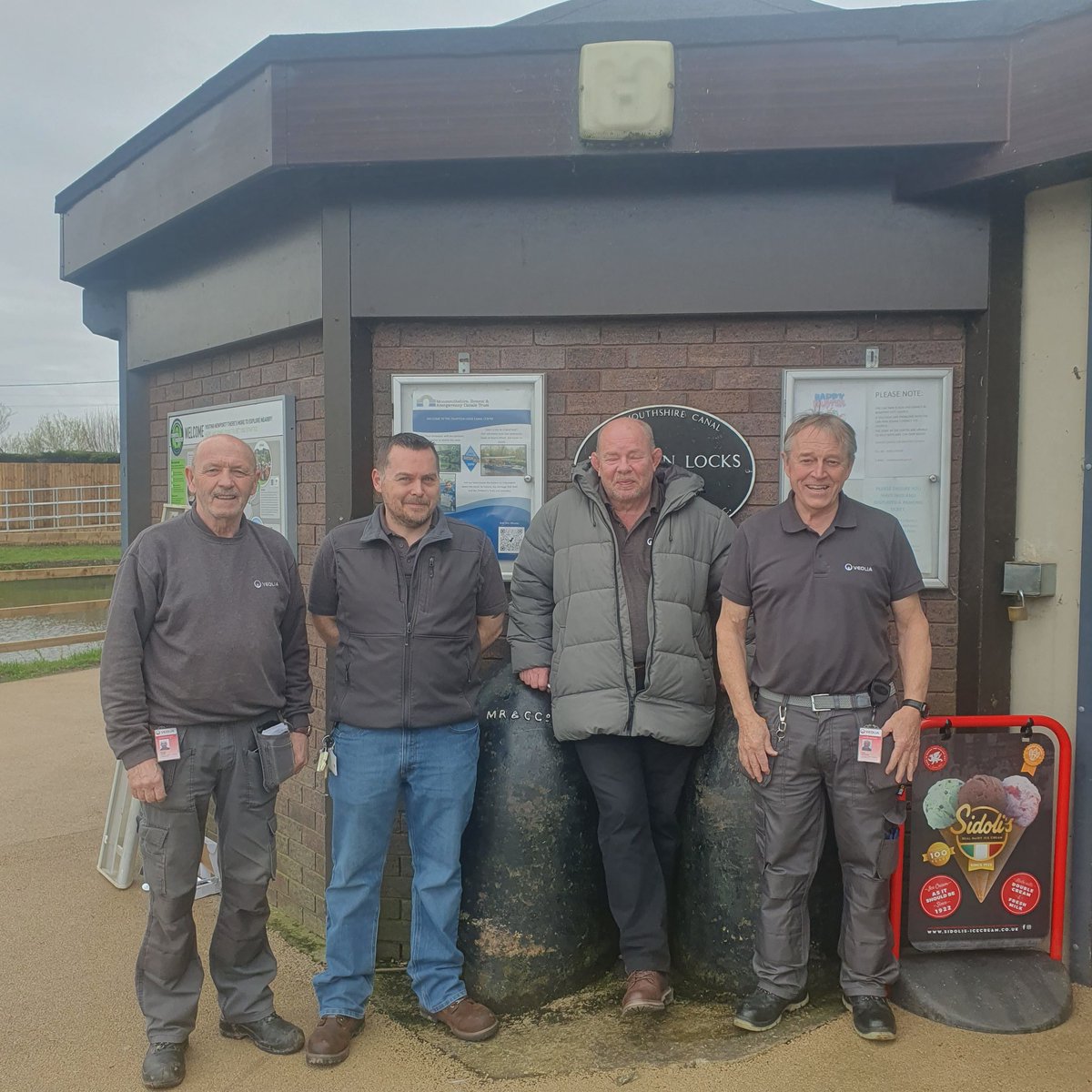 Hugh thank you to the guy's from Veolia for giving up there time to make improvements at the Fourteen Locks Canal Centre and Dadford Tea Room for our community much appreciated 😀 #fourteenlocks #mbact #volunteers #community