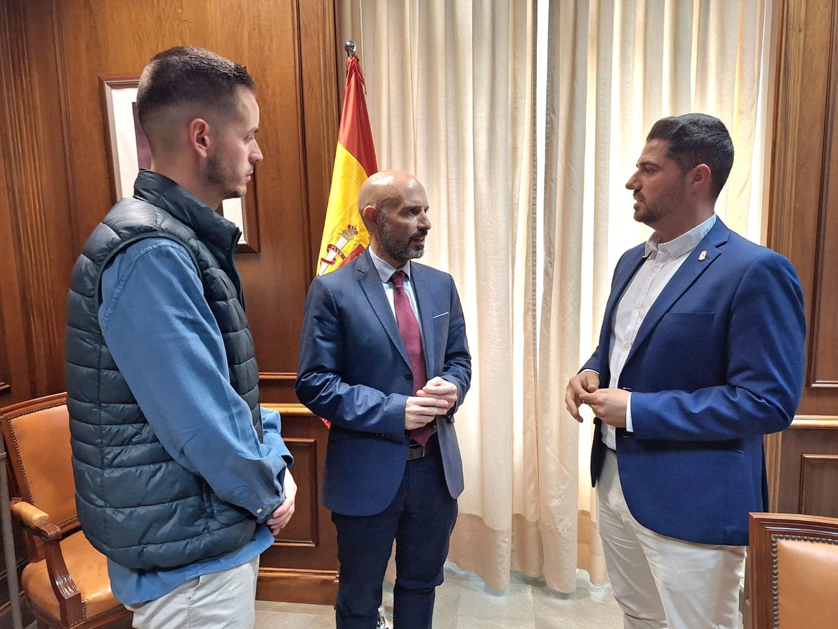 GobiernoMalaga's tweet image. 👉 El subdelegado de @GobiernoMalaga, @FJavier_Salas  Salas, se ha reunido hoy con el alcalde de #FuentedePiedra, Siro Pachón, y el concejal, Cristóbal Fernández, en la que han abordado asuntos relativos a la movilidad en el municipio.