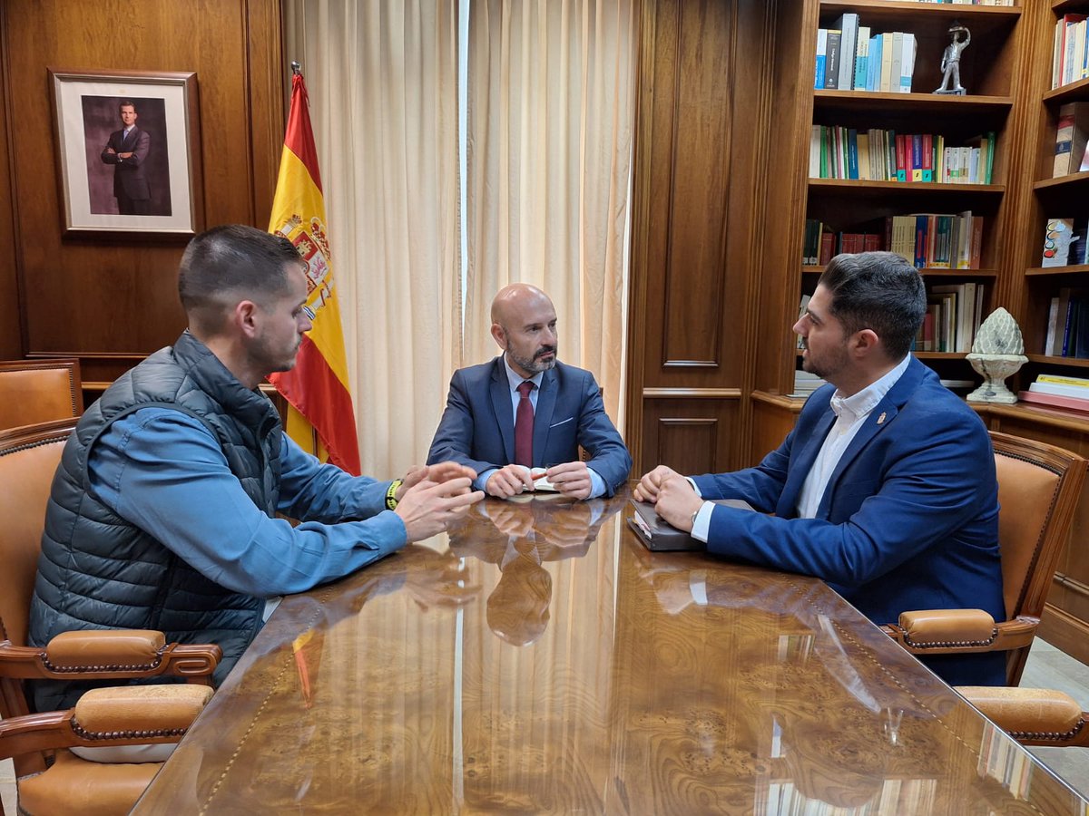 GobiernoMalaga's tweet image. 👉 El subdelegado de @GobiernoMalaga, @FJavier_Salas  Salas, se ha reunido hoy con el alcalde de #FuentedePiedra, Siro Pachón, y el concejal, Cristóbal Fernández, en la que han abordado asuntos relativos a la movilidad en el municipio.