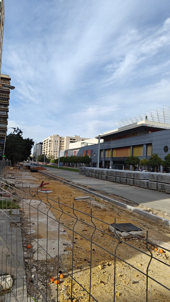 sevillasemueve Asoc. (@sevillasemueve) on Twitter photo Exigimos a <a href="/Ayto_Sevilla/">Ayuntamiento de Sevilla</a> mantener el carril bici por Luis de Morales y abandonar su política regresiva de priorizar el coche por encima de todo. El carril bici es una infraestructura de movilidad, no es un elemento de ocio que pueda moverse al antojo
sevillasemueve.org/sevillasemueve… Exigimos a <a href="/Ayto_Sevilla/">Ayuntamiento de Sevilla</a> mantener el carril bici por Luis de Morales y abandonar su política regresiva de priorizar el coche por encima de todo. El carril bici es una infraestructura de movilidad, no es un elemento de ocio que pueda moverse al antojo
sevillasemueve.org/sevillasemueve…
