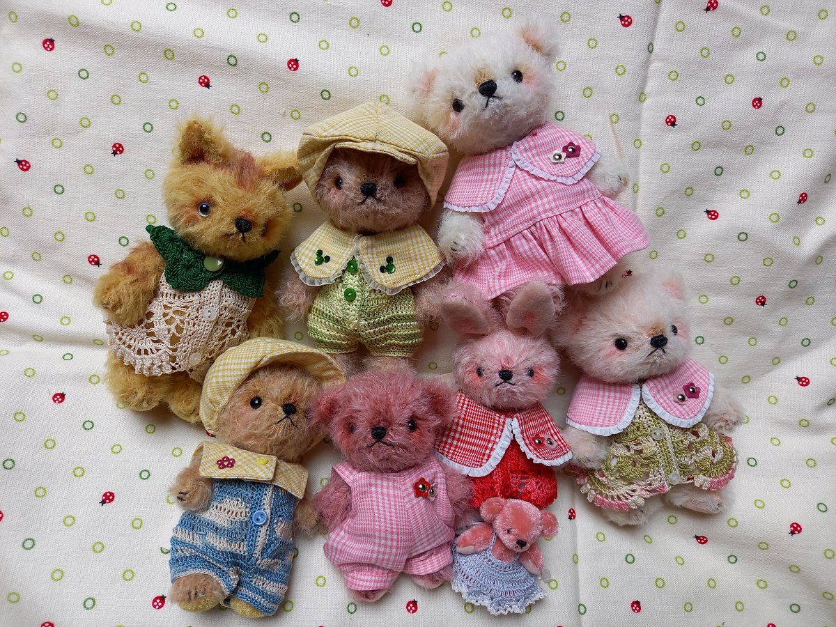 edoyakumaneko's tweet photo. いよいよ明日テディベアコンベンションです。
着せ替え洋服を沢山用意しました。
手持ちのテディベアや動物たちと共にお越し下さいね💖

#テディベアコンベンション 
#着せ替え洋服
#magicpaw https://t.co/lABju8Pux4