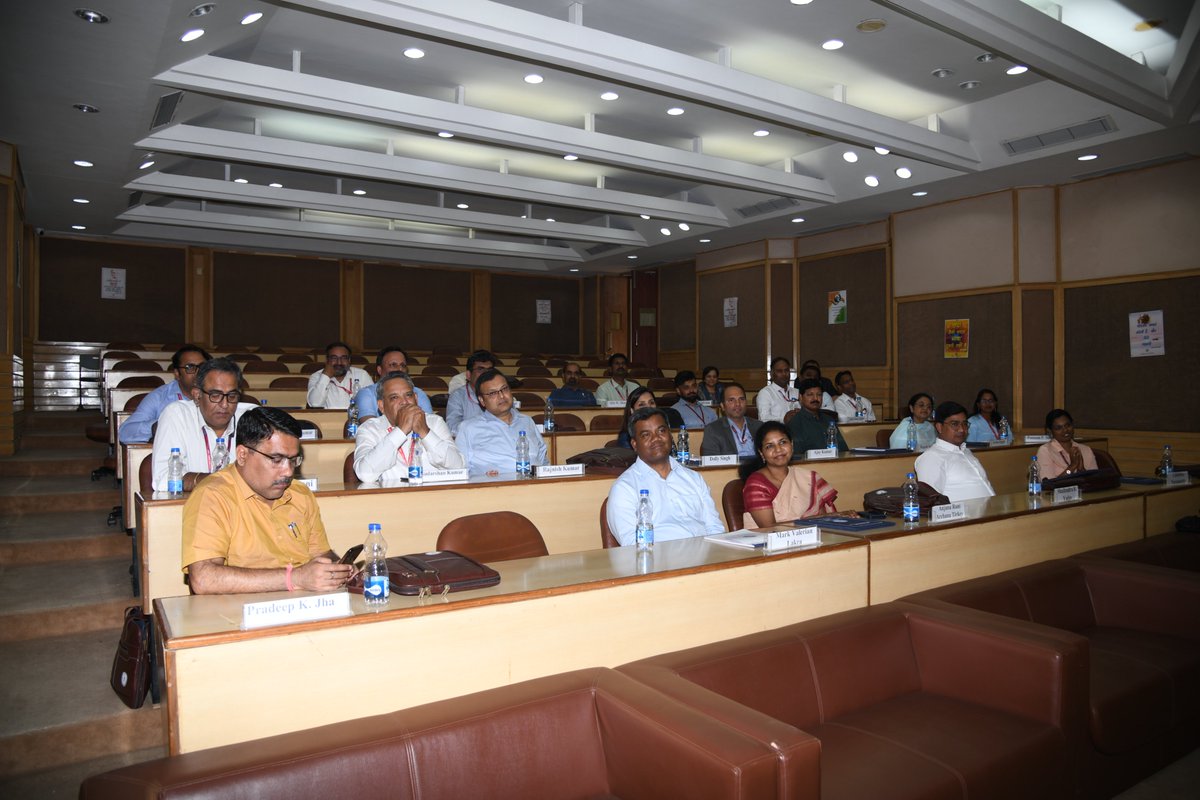 A 3-day course on Media and Communication for @nhpcltd officials ended at IIMC. Dean Academics, IIMC, Prof. (Dr.) @govind24 delivered the valedictory address and Shri Abhay Kumar Singh, General Manager (Public Relations), Corp. Comm. Division, NHPC, addressed the gathering. 1/2