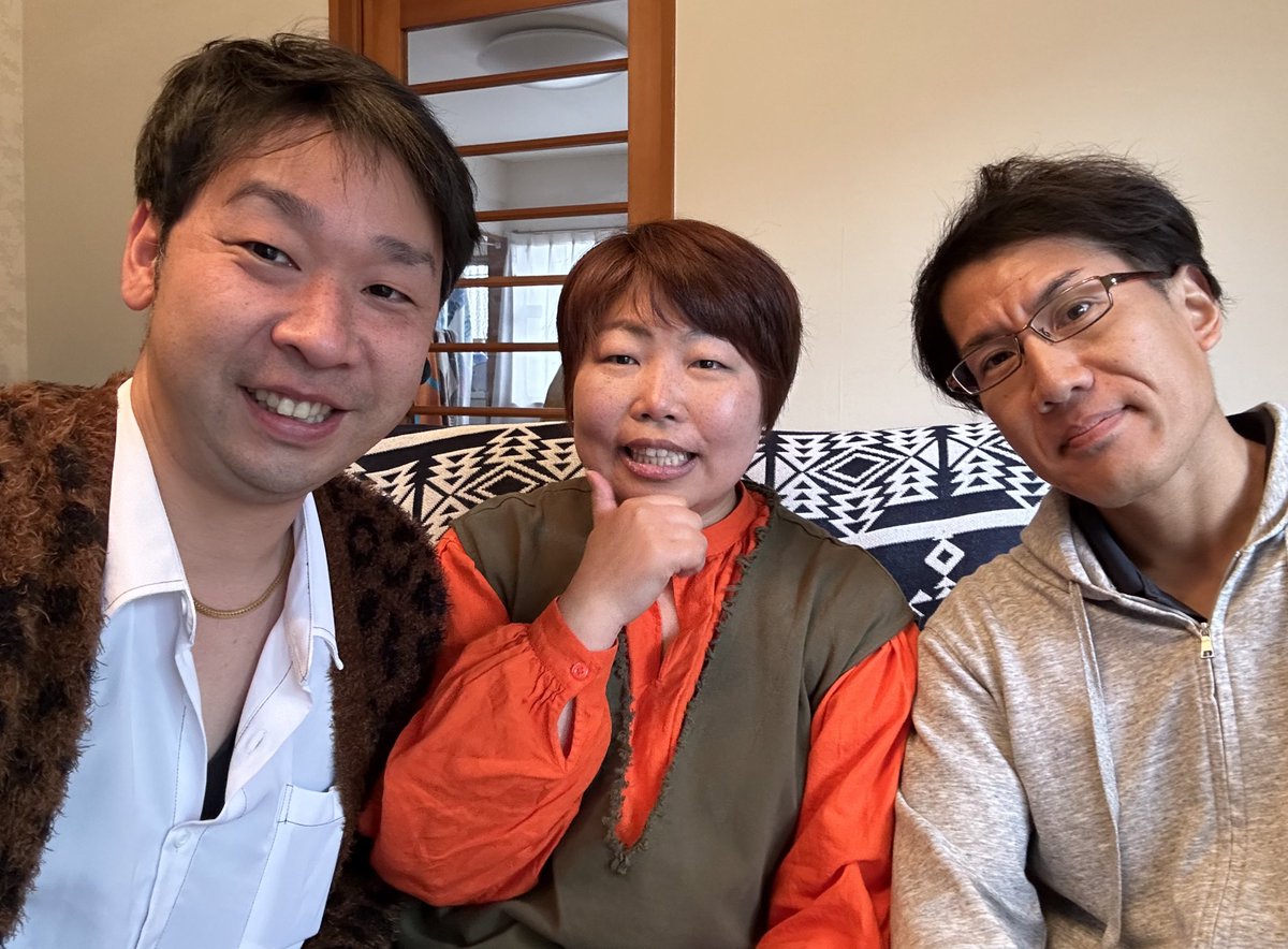 今日は公務員から占い師になられた先生にご挨拶🧑‍🏫在職中は大変仲良くさせていただきました😃
元公務員が３人集まったけど、それぞれ進む道は別々🛣️
笑顔を絶やさぬように👍