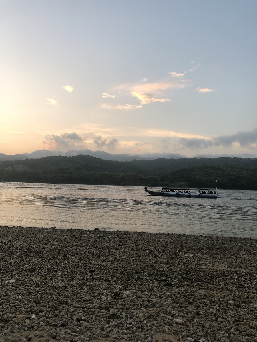 “Foto di Indonesia itu, dimana aja, ngasal pasti bagus!”

Indonesia bagian Larantuka