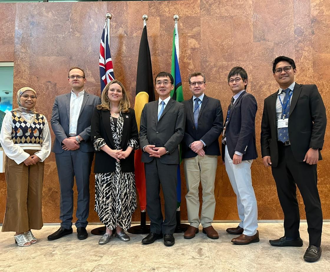 Delighted to meet ERIA President Prof. Tetsuya Watanabe and colleagues. We discussed ERIA's research work on building economies of the future and regional economic integration. We will continue working closely with @ERIAorg to advance @ASEAN economic priorities.