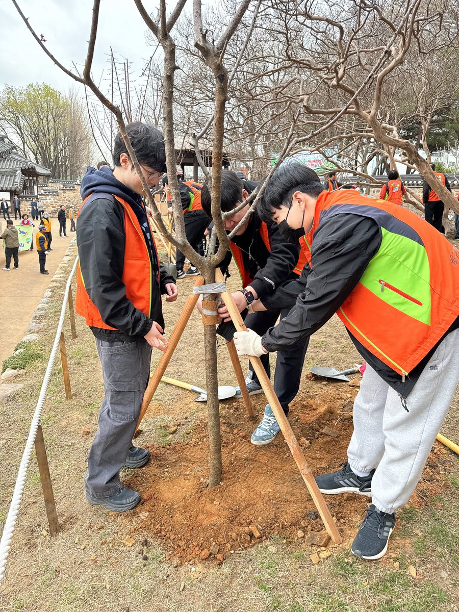 [Volunteer Work] (1/2)

On Arbor Day, we participated in tree planting volunteer activities with our players.

We had a meaningful time with the players and we will continue to participate in volunteer works.

Please give a lot of support to the players who participated🙏