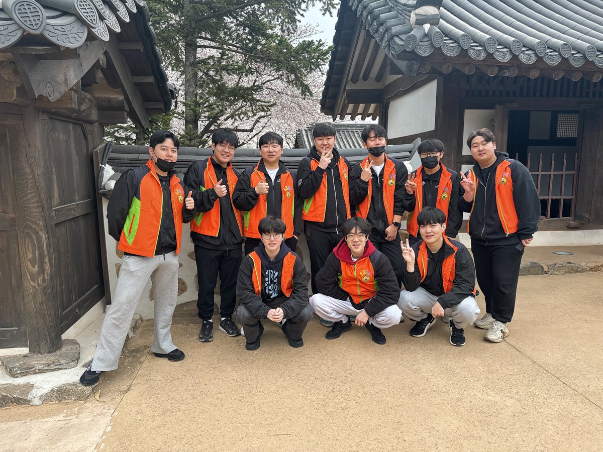 [Volunteer Work] (2/2)

On Arbor Day, we participated in tree planting volunteer activities with our players.

Thank you for participating
<a href="/RichHots/">lolrich1</a>, <a href="/QuidlolKR/">TL Alienware Quid</a>, <a href="/VicLa27/">VicLa</a>, <a href="/Burdol_lol/">Burdol</a>, <a href="/lolKur0/">Seo Haeng Lee</a>

Please give them a lot of supports🙏

#Shadowcorp #Esports #Agency