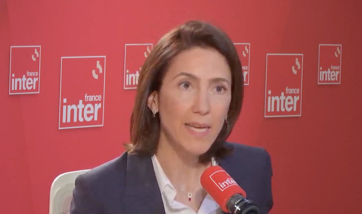 tcabarrus's tweet photo. Valérie Hayer sur le car de militants venus de Paris au meeting de Lille: "Je suis parlementaire, je suis tête de liste de la majorité, mais je reste une militante de la première heure... Les militants de toute la France, qui attendaient ce moment, viennent à tous mes meetings. Il y en a à Lille, dans la Mayenne, dans le Sud."