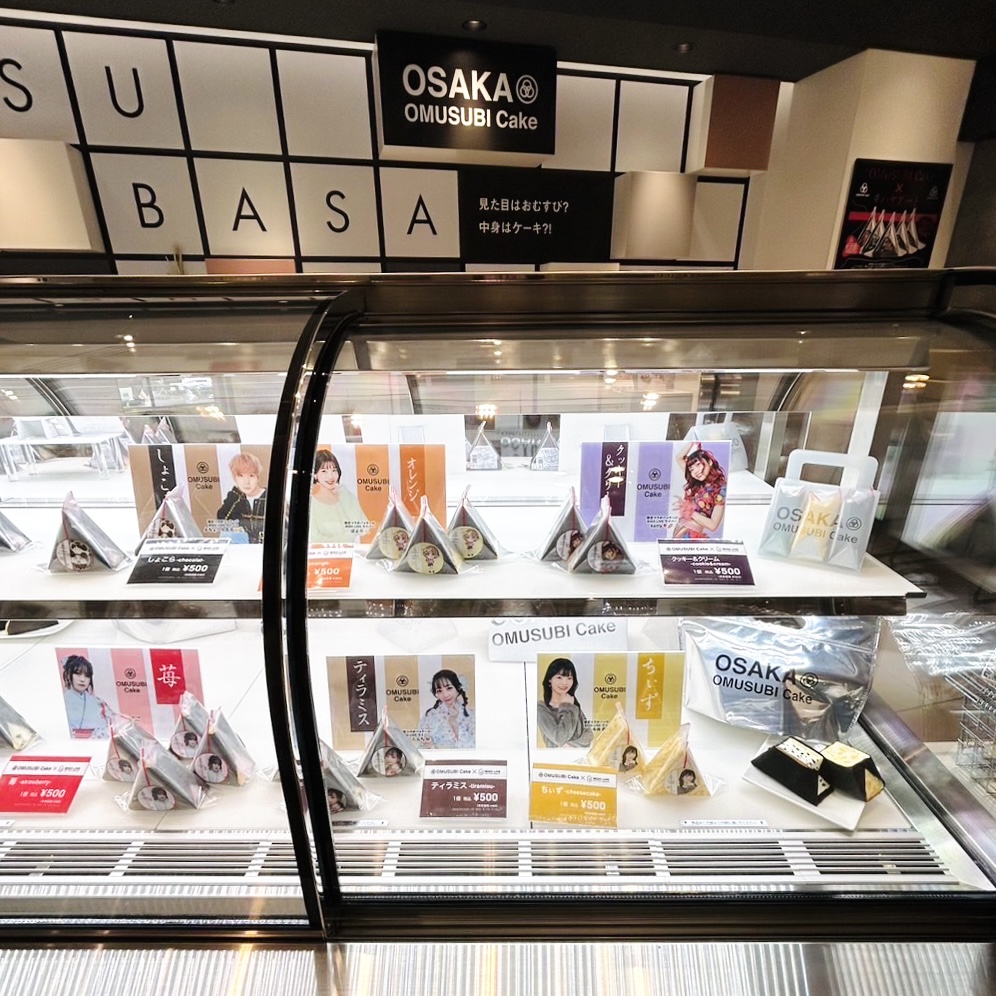 bigolivejapan's tweet photo. OMUSUBI Cake🍙 × BIGO LIVE🦖
ライバーさんのコラボOMUSUBICakeが
4月末まで銀座シックスで発売中🍰🤤

是非チェックしてみてね💖

ーーーーーー
■詳細
GINZA SIX内おむすびケーキ販売詳細
https://t.co/mFGmErZW2h

@OMUSUBICake https://t.co/3noLGteLkb