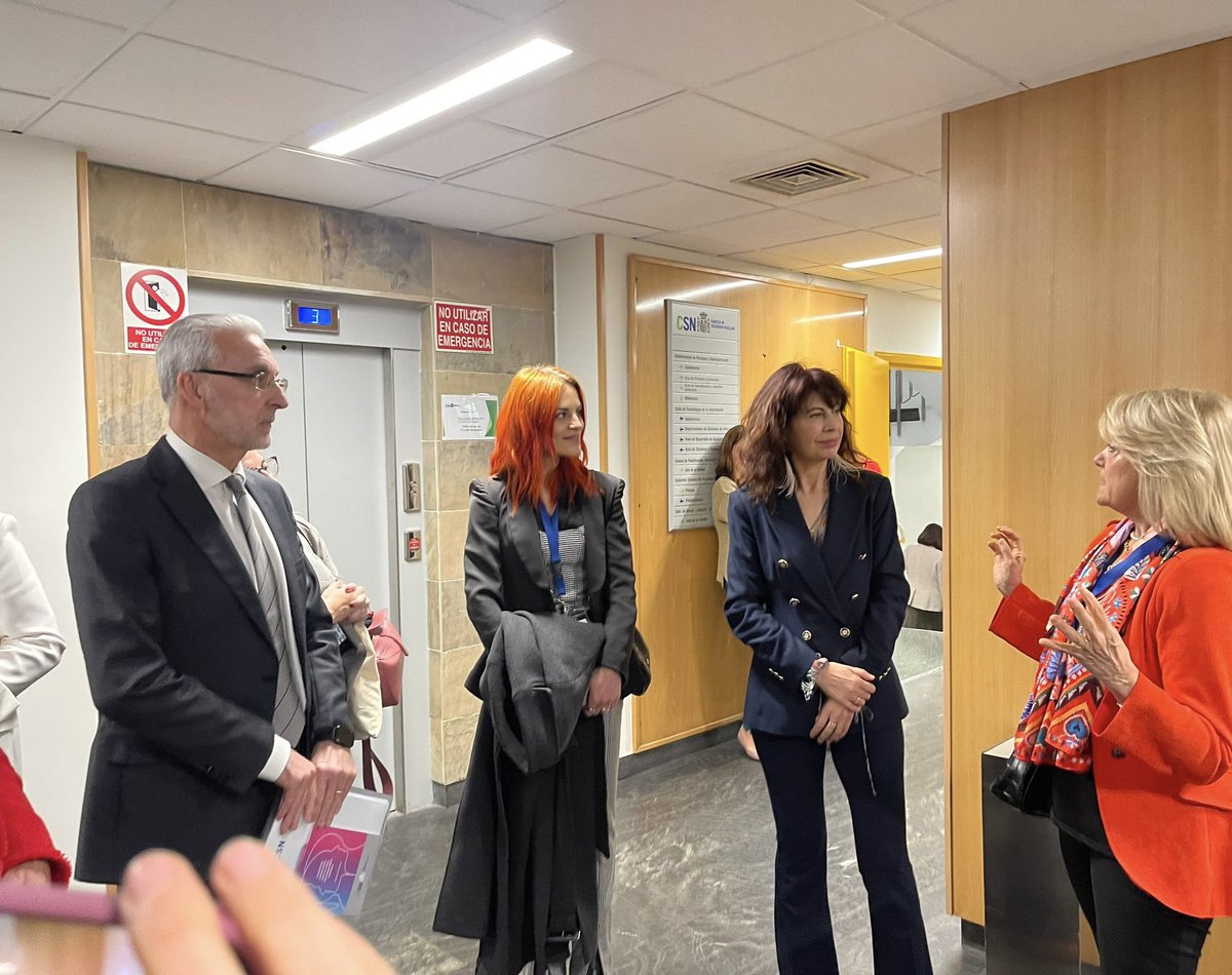 Ayer la Ministra de Igualdad @_anaredondo_ visitó nuestra Exposición “Ellas, mujeres con ciencia” que está ubicada en la actualidad en el @CSN_es @BComplutense @quimicasUCM