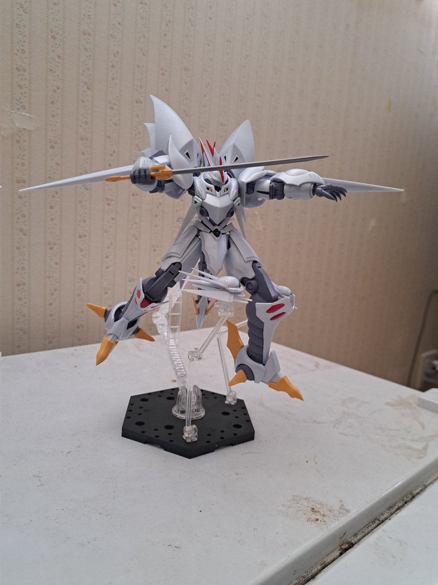 カーズ(゜∀゜)プラモ組んでますぅ tweet media