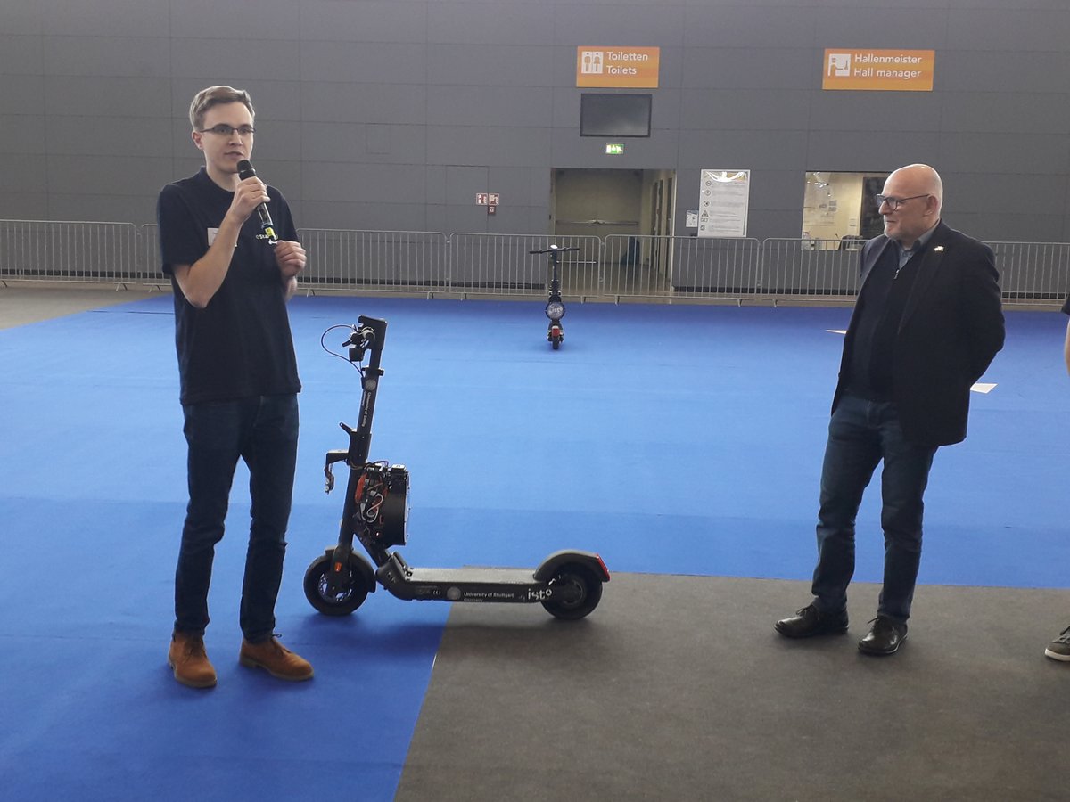 eStarling.io heißt der selbstfahrende Roller, den der baden-württembergische Verkehrsminister Winfried Hermann gestern auf der Messe i-Mobility besuchte. Der autonome E-Scooter der #UniStuttgart wurde vom Institut für Systemtheorie und Regelungstechnik demonstriert.