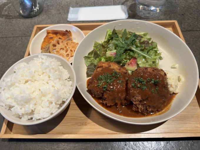 ご飯大盛りにしちゃった💛 https://t.co/QXtELoRIgD