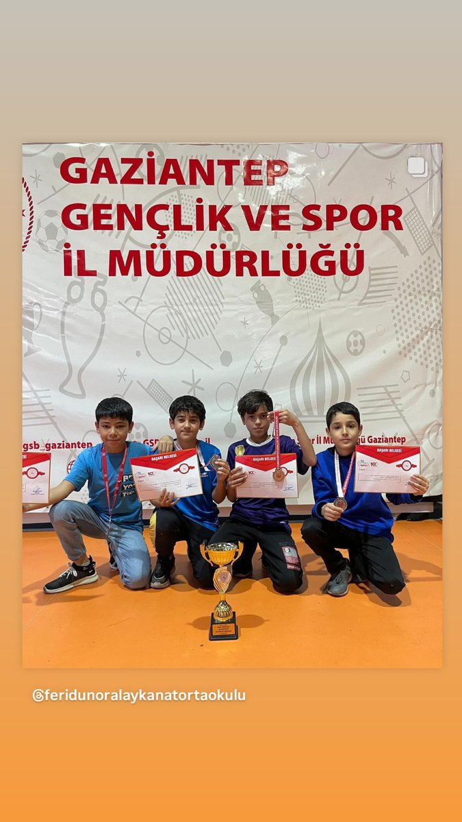 Öğrencilerimiz okul sporları Badminton küçükler kategorisinde il
🥈olmuştur.  Ali KARADİKEN  öğretmenimizi ve yarışmaya katılan öğrencilerimizi tebrik ederiz.👏👏