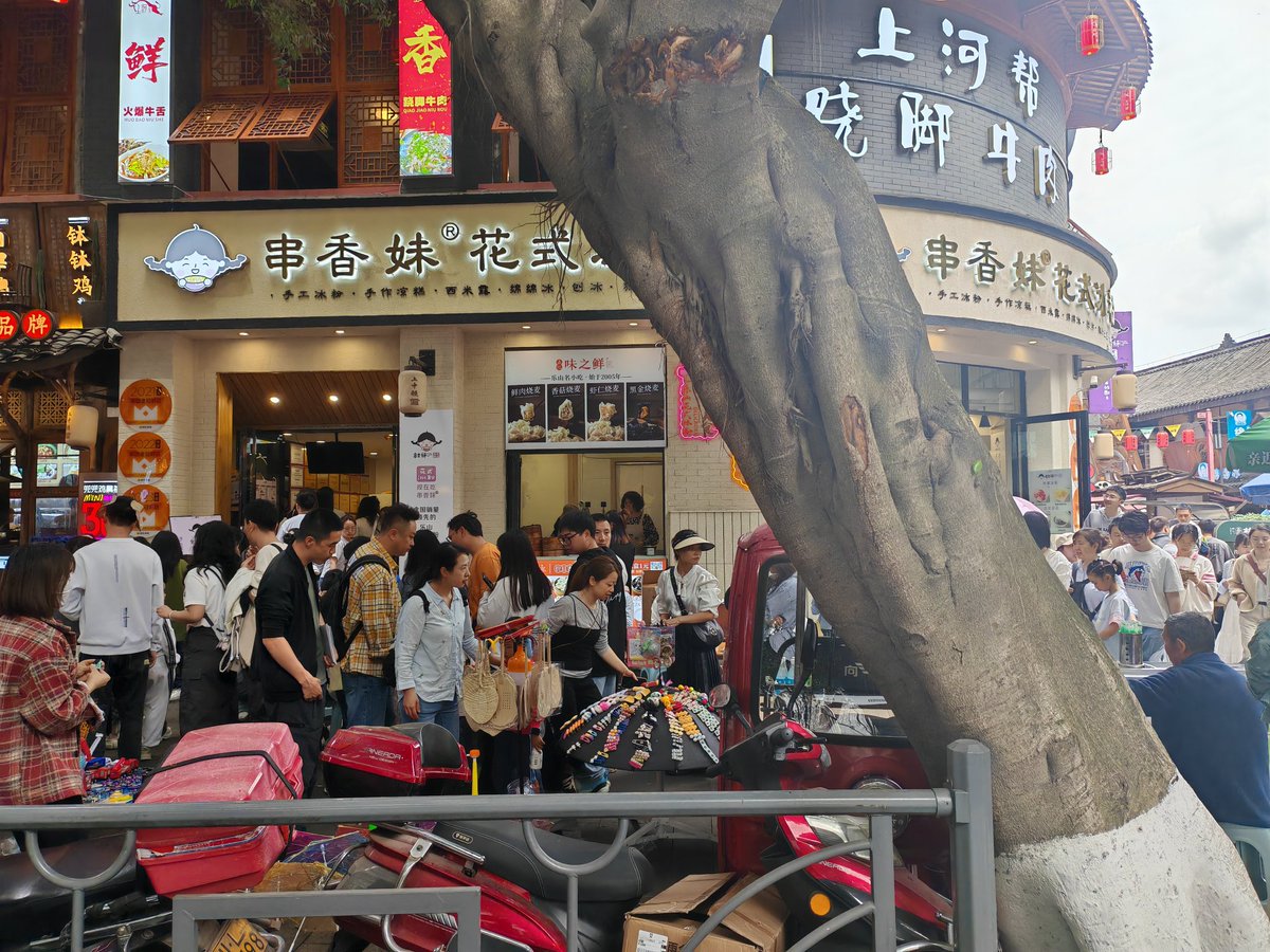 路上全是车，景区全是人呐。蛋疼