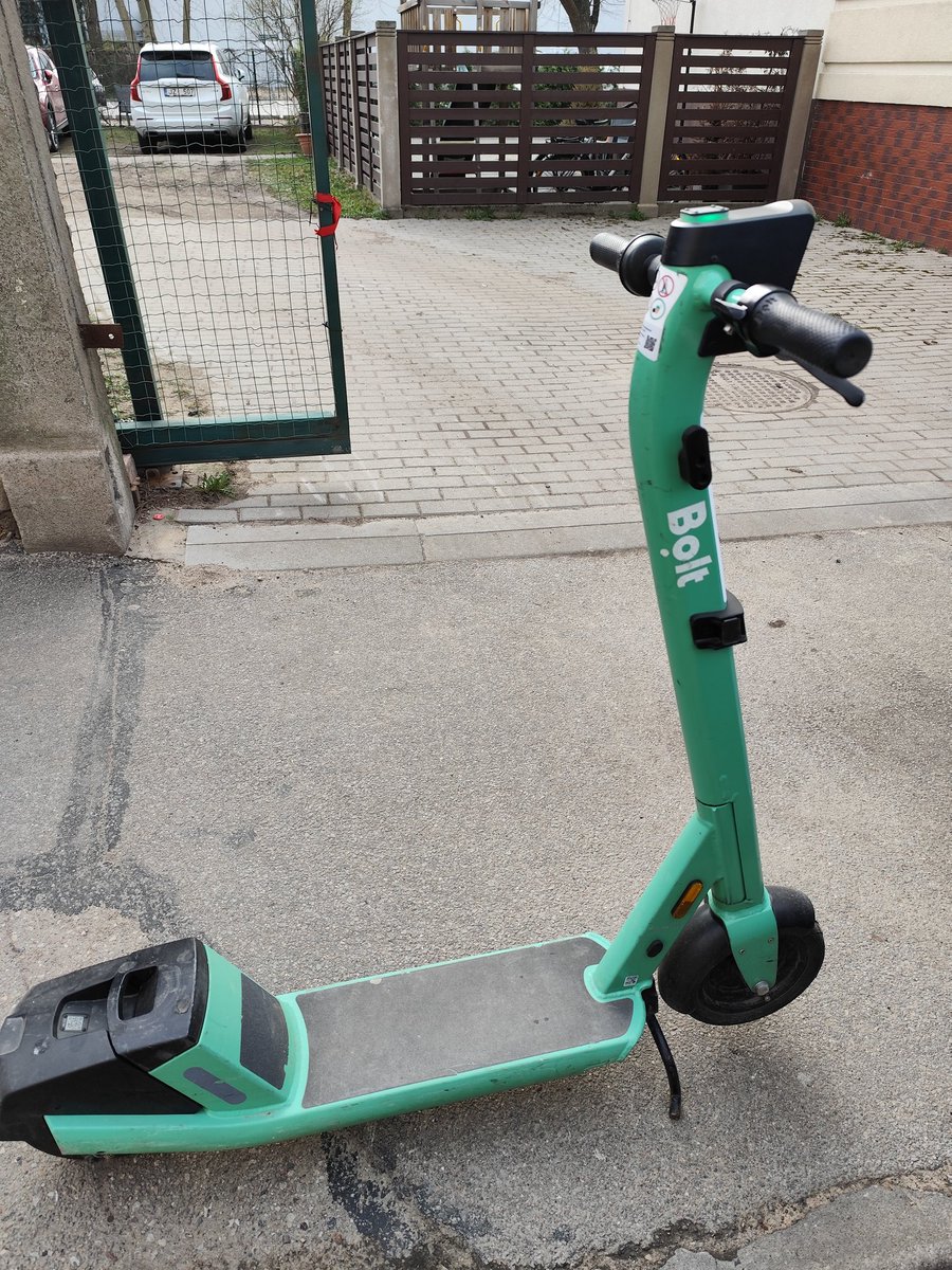 ainars_knoks's tweet photo. kārtējais skrejriteņu lietotājs pilnīgi ignorē apkārtējos līdzcilvēkus jo šajos vārtos nevar iebraukt ar auto. Izcili. UUn nevaru atrast kur var paziņot par tādiem lietotājiem, manuprāt būtu jābūt sekām /sodien par nekorektu novietošanu @boltapp
#Riga #bolt #skrejriteņi #āpši https://t.co/yh1YkVEMD5