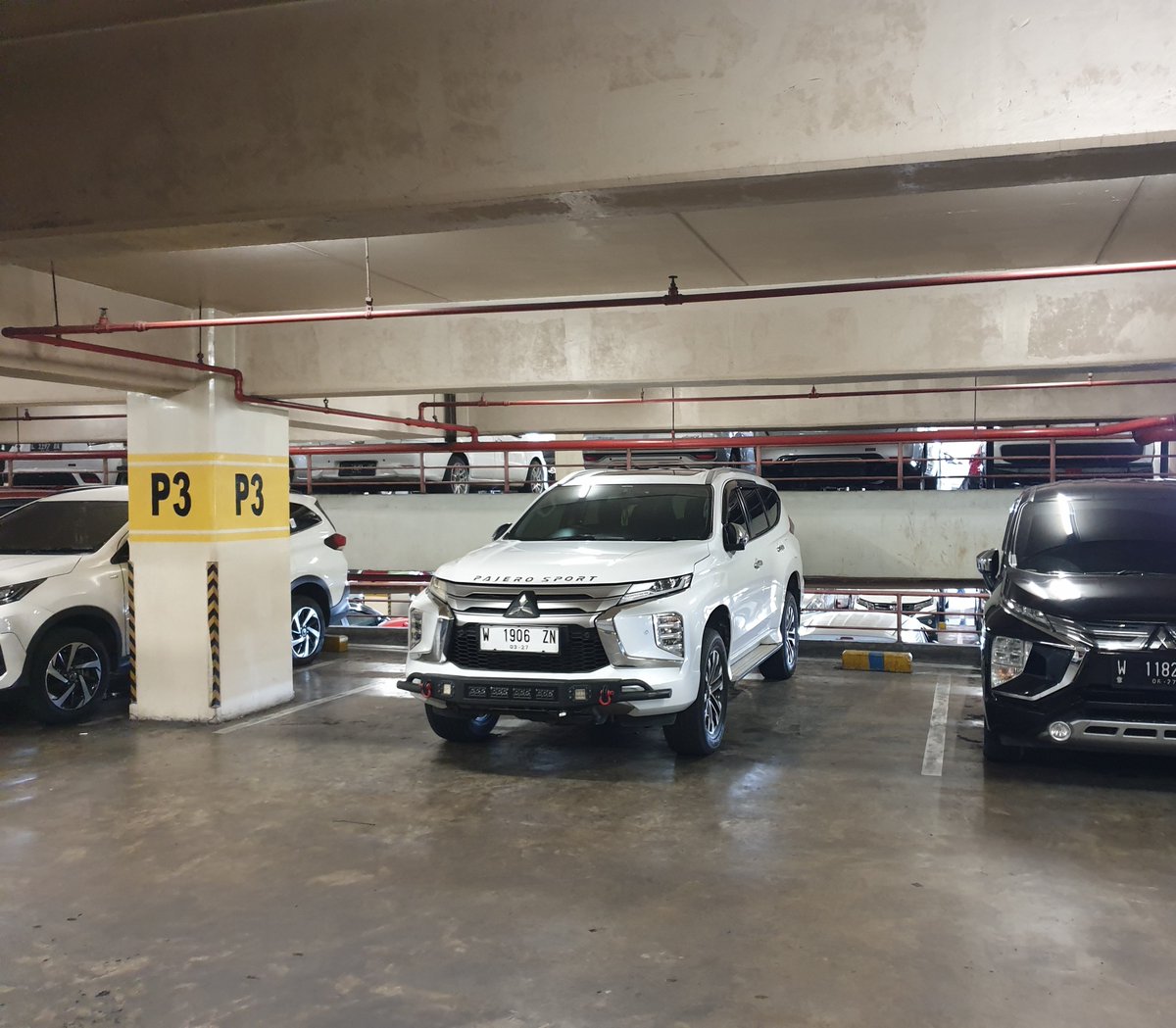 Kayaknya udah jadi habit kalo pemilik pajero itu mayoritas egois. Slot 2 parkir mobil diambil semua 😇

Kayak ginian gausa disensor lah plat nomernya ~ bantu ramaikan min <a href="/e100ss/">Radio Suara Surabaya</a>

Lokasi: Royal Plaza Surabaya