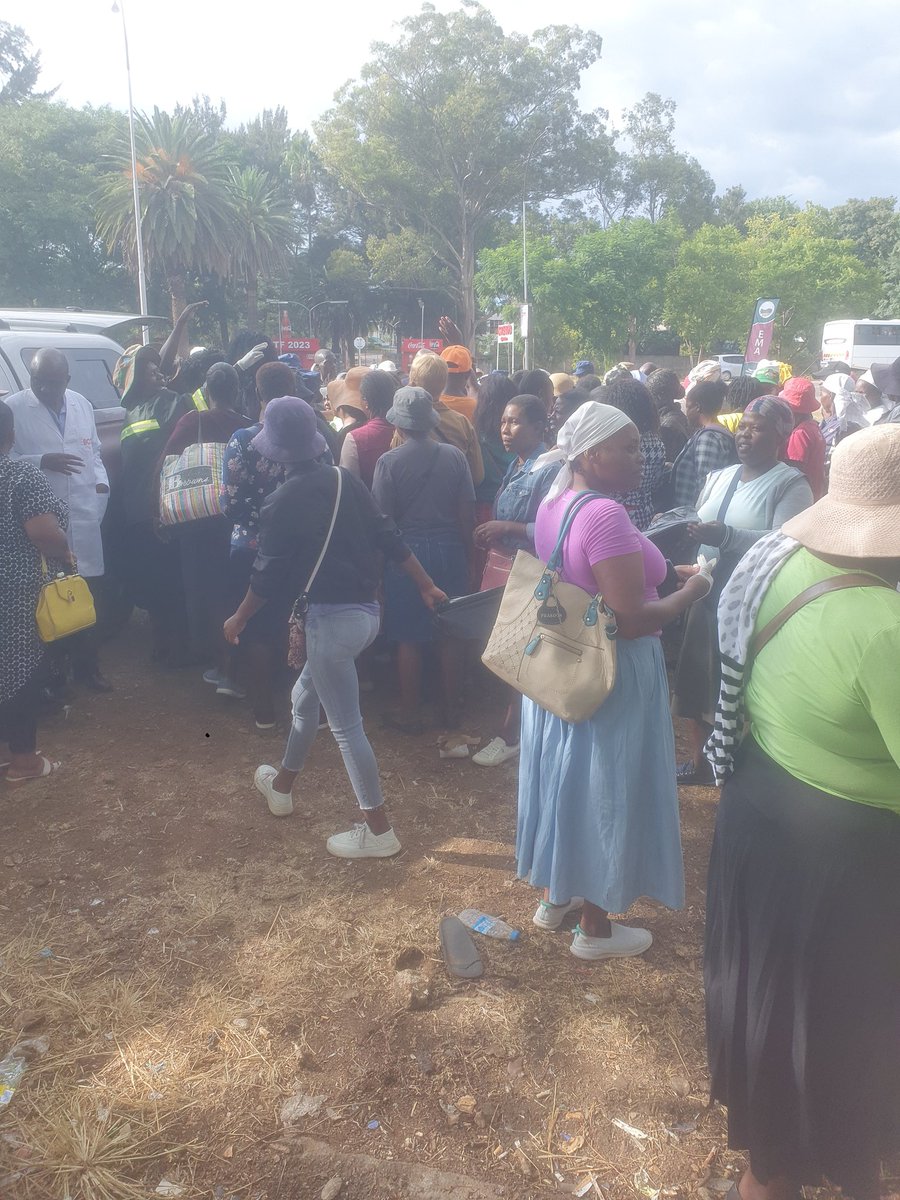 Bulawayo Central constituency ward1 @NehandaDistrict Al Informal traders have gathered in the City for the Presidential Cleanup Campaign. 2nd Republic is known for preaching about smartness @edmnangagwa and we are following the footsteps @Varakashi4ED @dereckgoto @JonesMusara