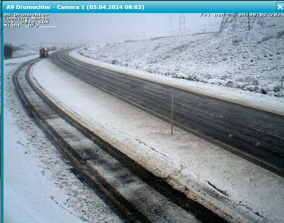 #A9 Drumochter and layby - one of our gritters clearing the layby at Drumochter then continuing on the A9 🙌👏to our team of experienced gritter drivers @trafficscotland @RHANews @PSOSHighland @HighlandCouncil @transcotland