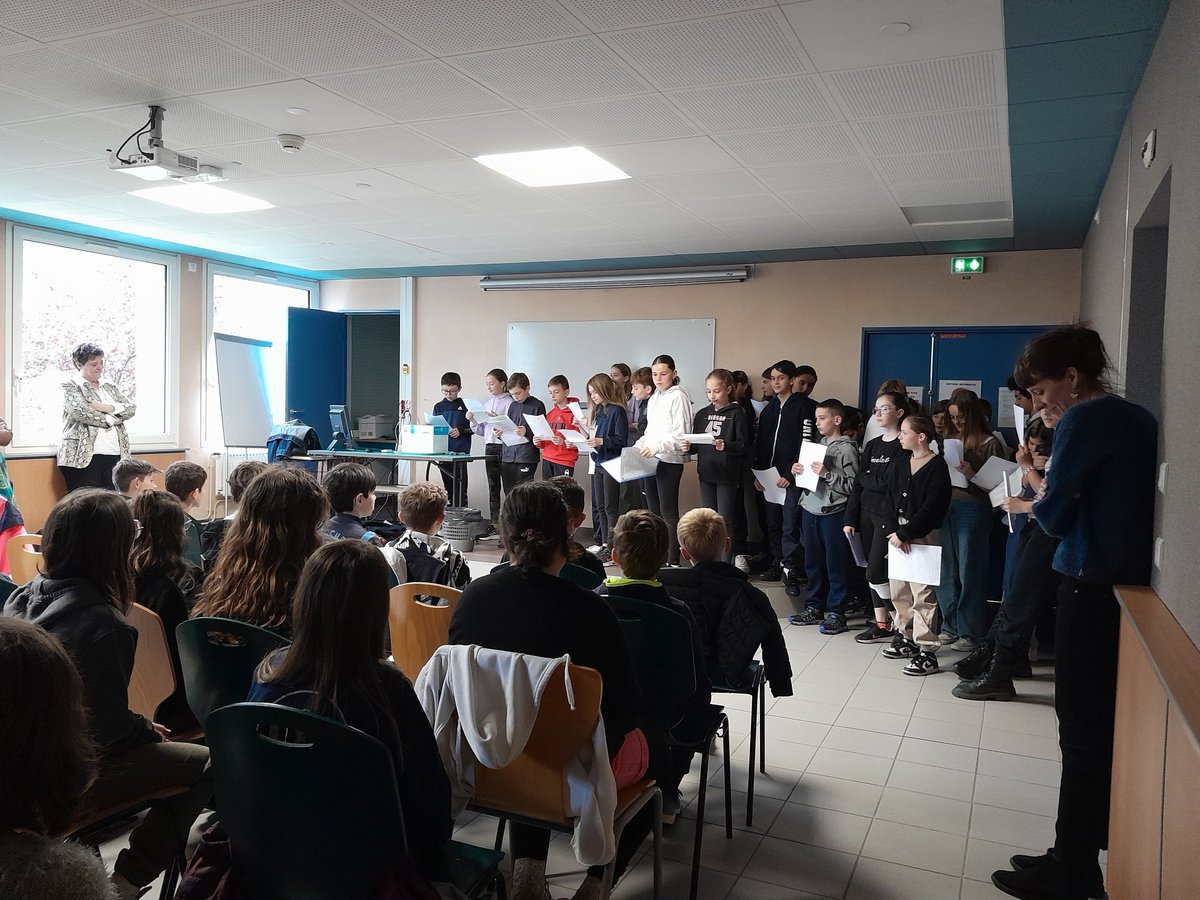 CollegeGouy's tweet photo. Accueil des CM2 - futurs 6ème du secteur @CollegeGouy. Visite des locaux, présentation du fonctionnement du collège, activité physique et lecture partagée autour d'un texte co-construit entre les écoles et le collège.
@Dsden07 #parcourscitoyen https://t.co/5f8obm58LP