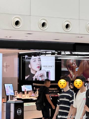 Jisoo #DiorAddict and #DiorLipGlow ads at Hong Kong