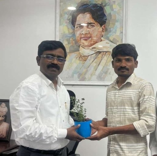 బహుజన్ సమాజ్ పార్టీ నూతన PRO మరియు BIT Cell ఇంచార్జీగా నియామకం అయినా <a href="/tonybekkal/">Tony Bekkal 🐘</a> అన్నకి వండర్ ఫుల్ విషెస్..
మా అన్నకి జాబ్ వల్ల పాలిటిక్స్ కి టైం కుదరట్లేదని నిరాశ ఉండేది..
ఇప్పుడు అది తొలిగిపోయింది. నీకు నచ్చిన పార్టీతోనే పనిచేసే అవకాశం వచ్చింది..congratulations anna..💙