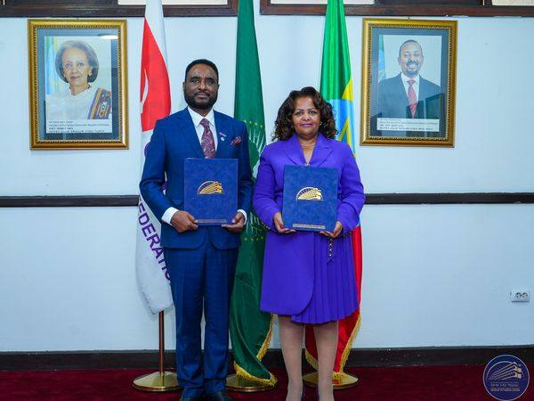 La Confédération africaine de boxe (AFBC) a signé un accord avec l'Éthiopie pour ouvrir son siège à Addis-Abeba.
L'accord a été signé entre S.E. l'Ambassadeur Birtukan Ayano, Ministre d'État des Affaires étrangères et M. Eyasu Wosen, Président de l'AFBC.