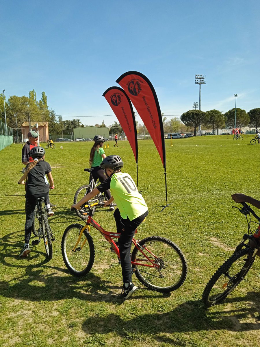Étape sport tour jeudi 4/04 à <a href="/vincentauriol31/">Collège Lycée Vincent Auriol</a>. Merci aux nombreux acteurs du mouvement sportif.👏au #cdos. Découverte tir à l'arc,hand,cyclisme,foot,double dutch.Des remerciements aux enseignants et à l'équipe de direction présents et <a href="/HauteGaronne/">Haute-Garonne</a>
<a href="/leclercarno/">Arnaud Leclerc</a> <a href="/FAURIEHERBERT/">A.FAURIE-HERBERT</a>
