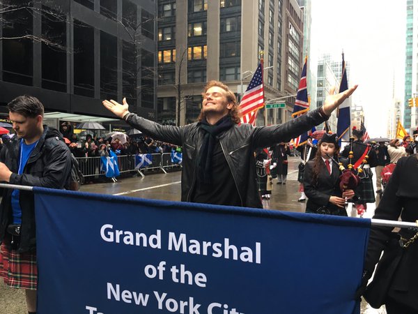 ClanLallybroch's tweet photo. Feliz #TartanDay, lallybrochers!

Hoy recordamos el día que #SamHeughan fue grand marshall en el desfile de Nueva York https://t.co/Iv84oXrhgF