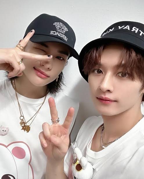 skzinfoespmx's tweet photo. Jeongin y Changbin hicieron ejercicios para la parte inferior del cuerpo y se fueron a comer carne juntitos 

Hyunjin y Leeknow fueron a desayunar y comer pastel de pescado, sushi, pescado estofado, pizza, pasta; y durmieron 14 horas después de la cena❤️😭 https://t.co/bk2VcCoNjW