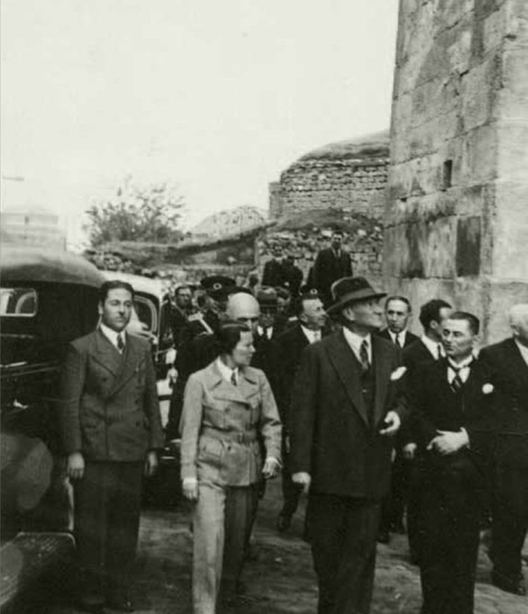 'Muhterem Diyarbekir halkının beni fahri hemşeri intihap etmek suretiyle hakkımda gösterdikleri kadirşinaslıktan mütehassıs oldum. Muhterem hemşerilerime selam ve muhabbetlerimin iblağını rica ederim' Mustafa Kemal Atatürk'ün Diyarbakır'ın fahri hemşerisi olmasının 98. Yılı...