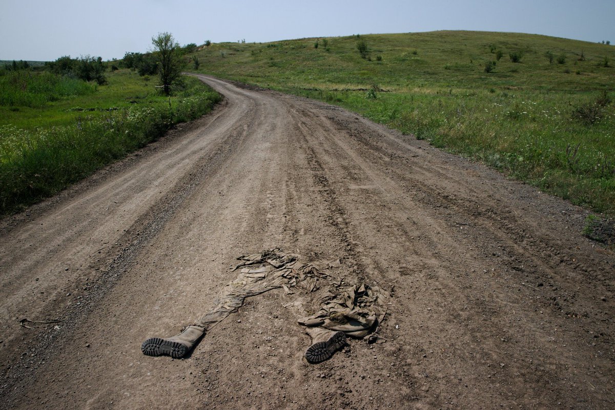 HistoriDunia2's tweet photo. Yang tersisa dari seorang tentara Rusia di jalan di wilayah Donetsk di Ukraina selatan. 26 September 2023. https://t.co/Hj7WQ3FKSF