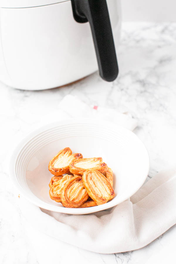 It is very easy to make Air Fryer French Palmier cookies using puff pastry and cinnamon sugar. Fold them and you get palm leaf heart shaped cookies. A great sweet treat. fastfoodbistro.com/microwave-praw… #recipes #airfrying #cookies
