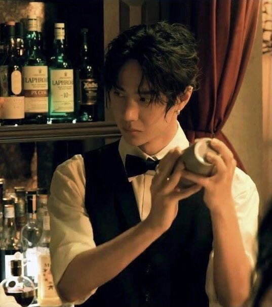 개씹고트한데
어깨 ㅈㄴ 넒고 팔뚝 ㅈㄴ 딴딴하고
와중에 완메이한 역삼각형

너 리디공 해라.