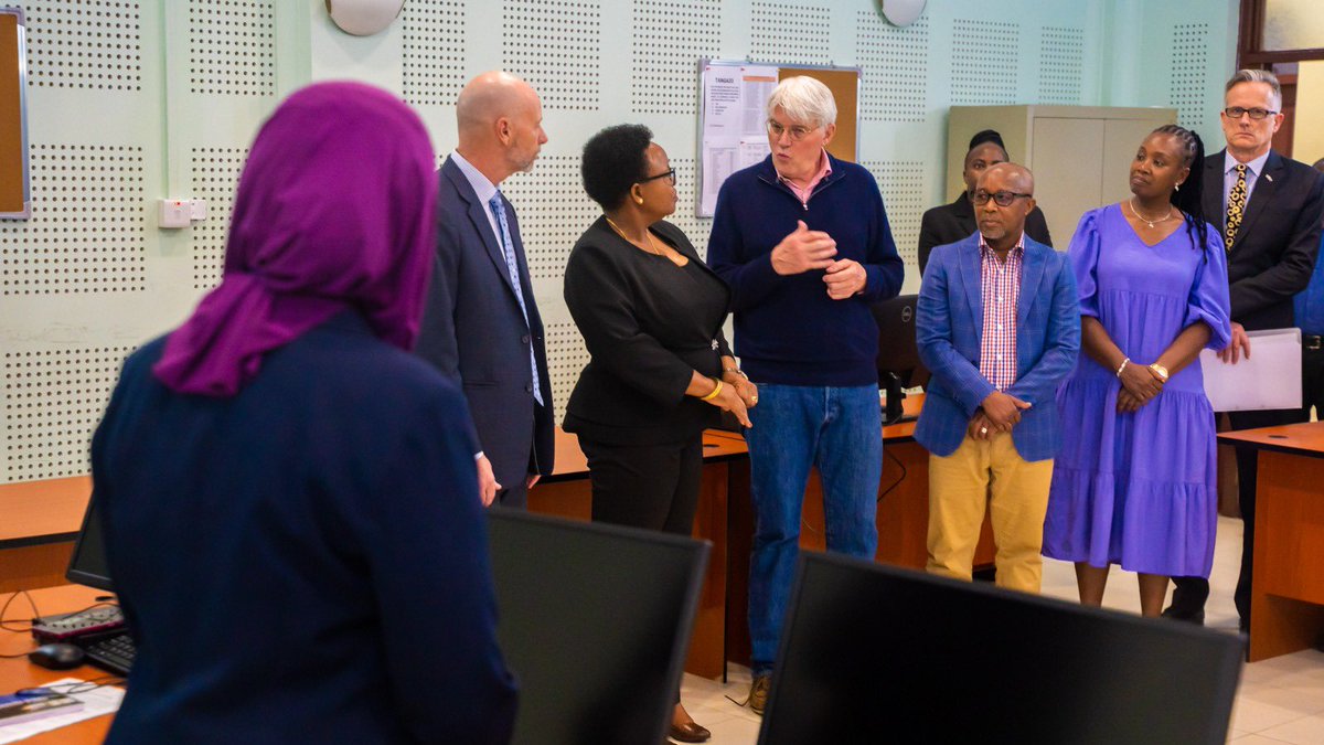 Yesterday UK Minister @AndrewmitchMP joined PS @maendeleoyajami at the UK funded Anti-Human Trafficking and Child Protection Taskforce 🇬🇧🤝🇹🇿 The multi-agency taskforce brings together key stakeholders and pioneers to combat human trafficking and child sexual violence 🚫