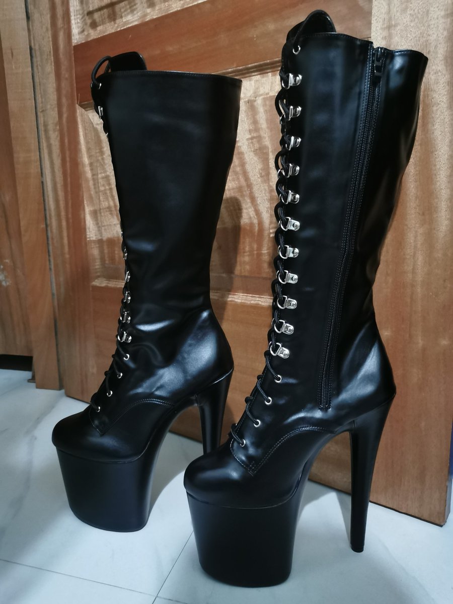 positiveguy3's tweet photo. My new kicks! 👠 https://t.co/JjieTC0yok
