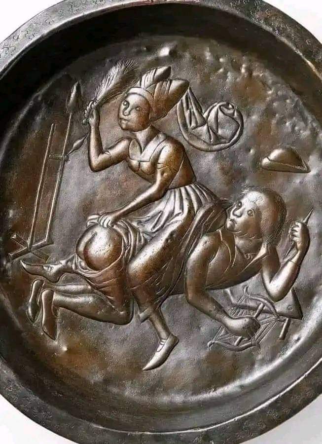 15वीं शताब्दी ईस्वी की यह धातु की प्लेट हॉलैंड में खोजी गई है, जिसमें एक महिला अपने पति को पीट रही है .!! 🤣🤣