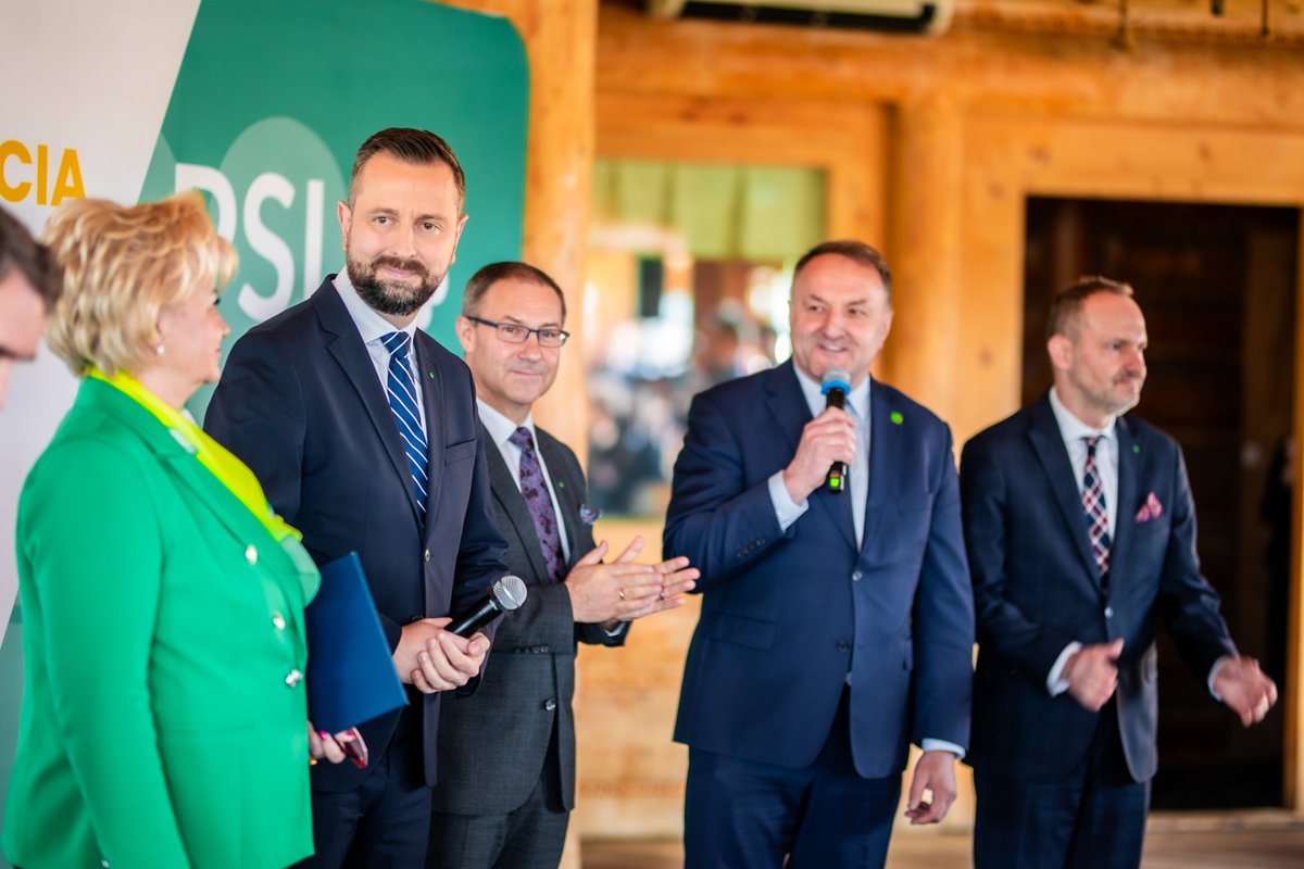 💬 Wiem, że wielu z Was chciałoby zmian szybciej. Pracujemy nad tym. Trzeba jednak powiedzieć od czego zaczynaliśmy. Syf i bałagan jaki nam zostawiono był niepojęty. Oni stworzyli sobie udzielne księstwa i na nich się uwłaszczyli. Posprzątamy to. 🍀@KosiniakKamysz 📍Ryki