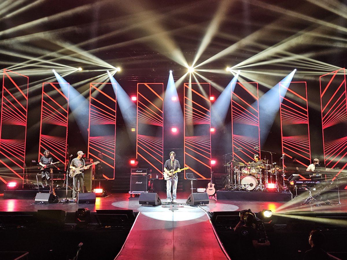 official_CNBLUE's tweet photo. [📸] 2024 CNBLUE LIVE ‘CNBLUENTITY’ IN KAOHSIUNG

BOICE와 함께 무대하는 
달콤한 상상을 해🍭

#CNBLUE #씨엔블루 #CNBLUENTITY https://t.co/aMZ4CNt1OT